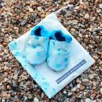 Baby booties, blue flowers ..