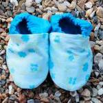 Baby booties, blue flowers ..