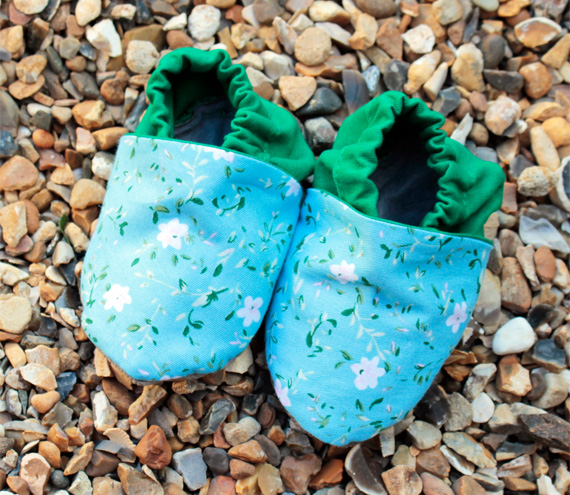 Baby booties, blue and white flowers with green, 0-6 months