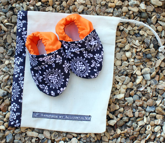 Baby booties, navy and white pattern, 3-9 months (medium)