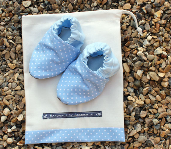 Baby booties, Baby blue mini spots 6-12 months (large)