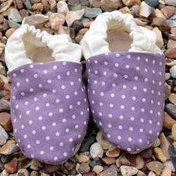 Baby booties, Purple spots and cream - newborn