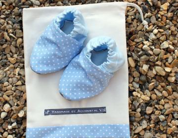Baby booties, Baby blue mini spots 6-12 months (large)